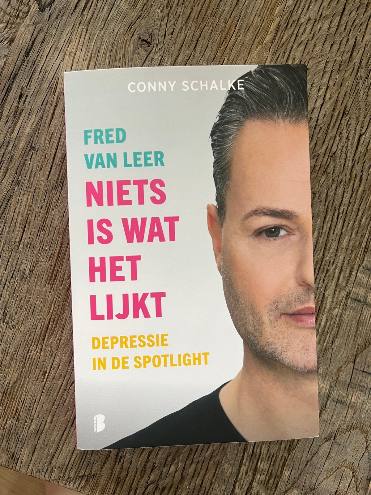 Boek fred van leer, niets is wat het lijkt., Boeken, Biografieën, Ophalen of Verzenden, Zo goed als nieuw, Film, Tv en Media