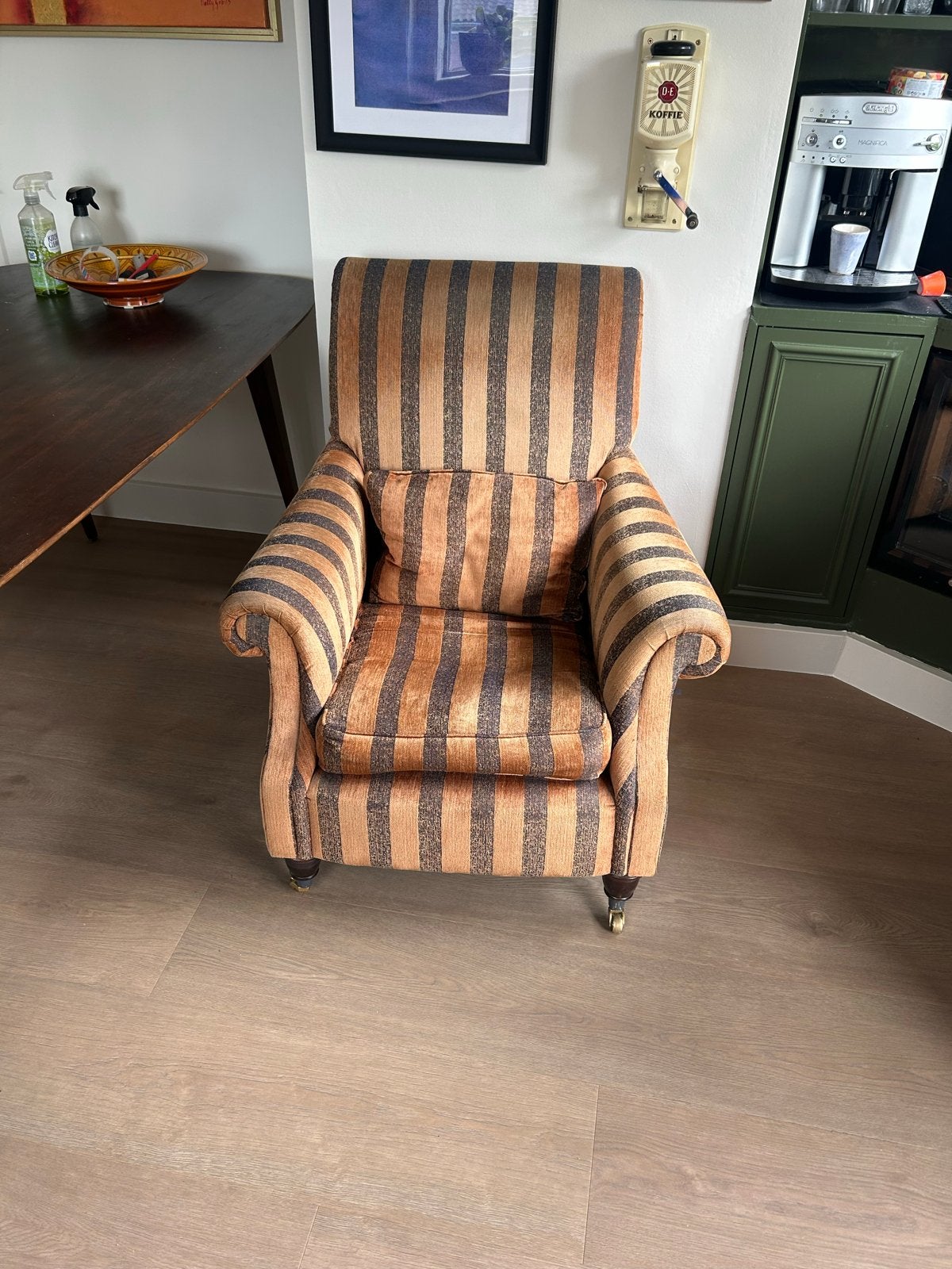 Klassieke Fauteuil met Streepdessin en Messing Wieltjes, Ophalen, Gebruikt, Hout, 75 tot 100 cm