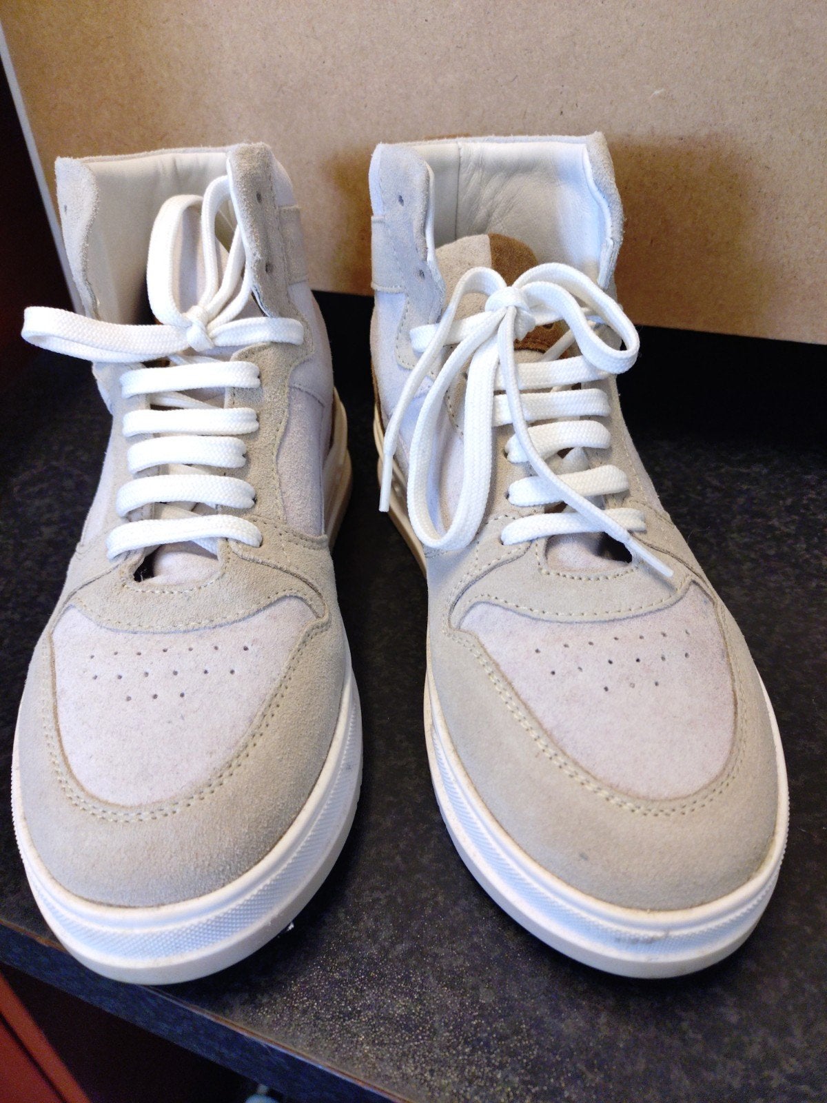 Hoge sneakers van suède - Maat 37, Beige, Ophalen of Verzenden, Onbekend, ZS