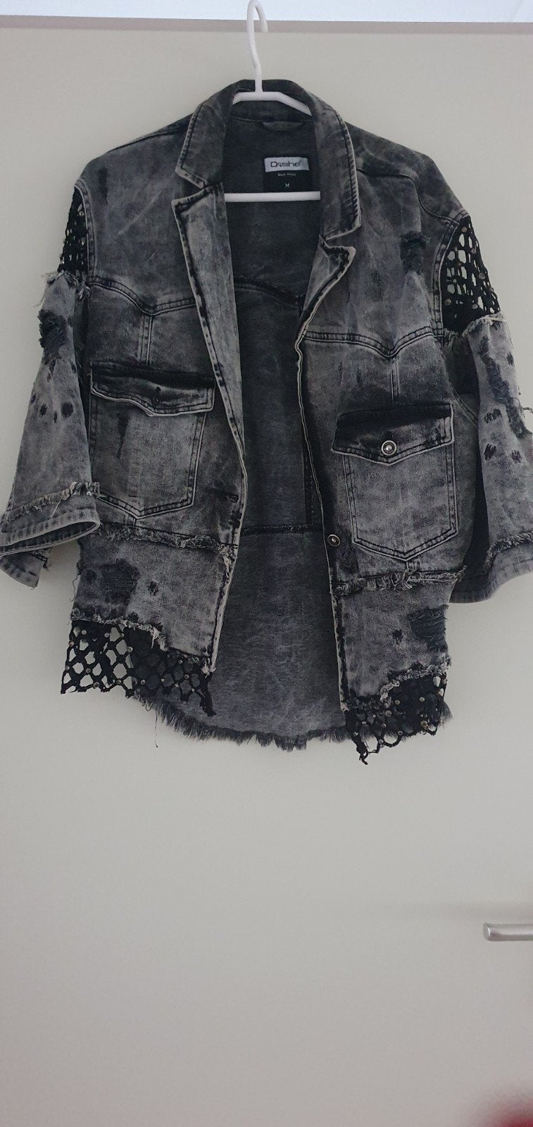 Stoere spijkerjas met kant en studs - Maat 38, Ophalen of Verzenden, Zo goed als nieuw, Maat 38/40 (M), Grijs