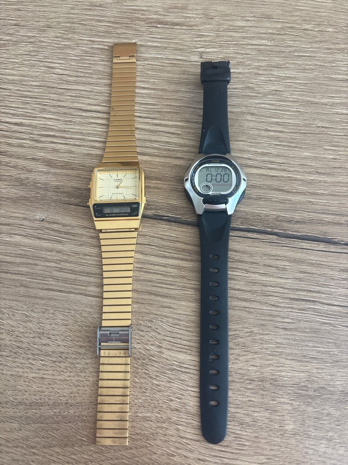 Twee Casio Polshorloges: Goudkleurig en Zwart Digitaal, Gebruikt, Verzenden, Polshorloge, Overige materialen