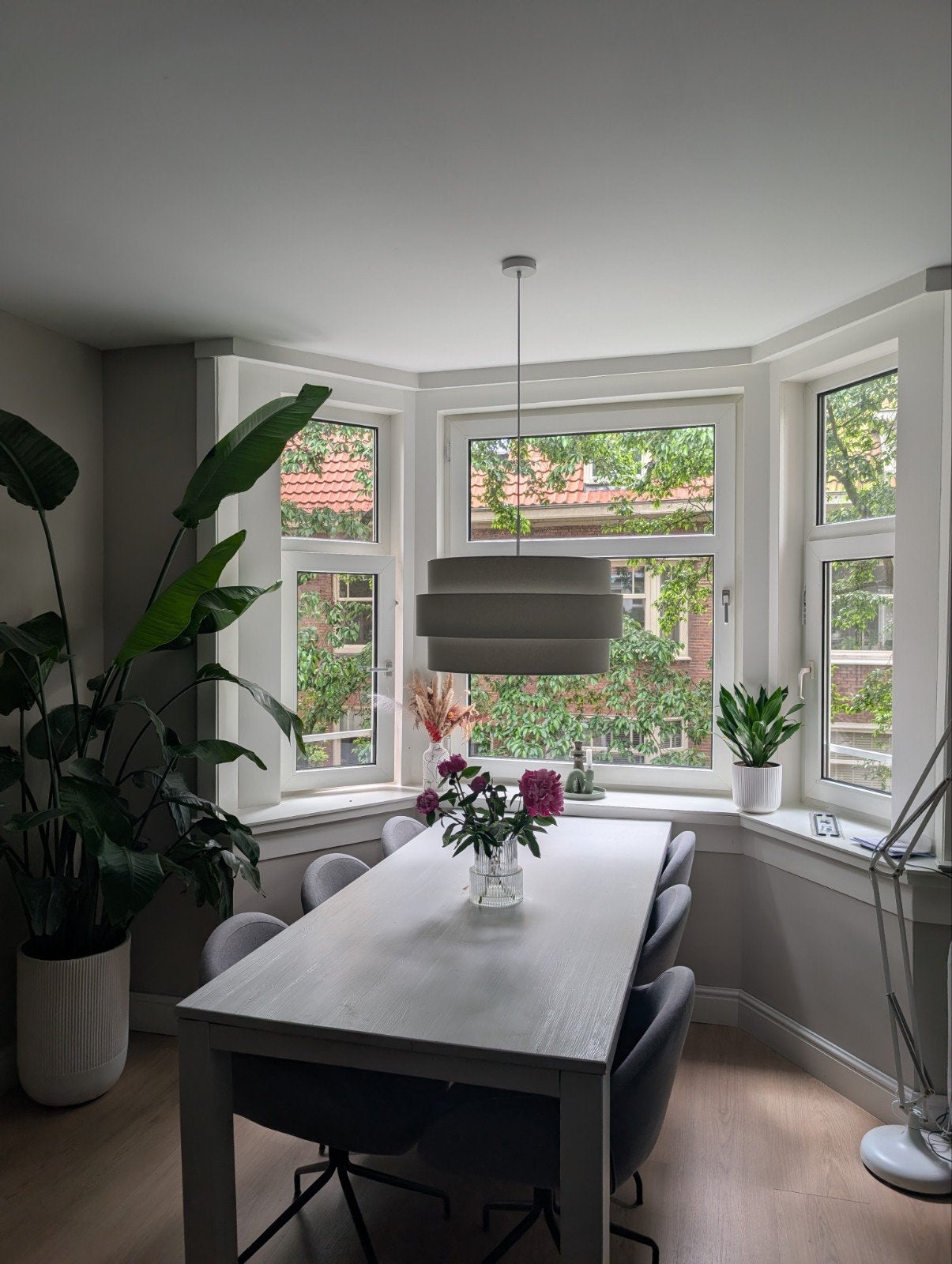 Moderne grijze eetkamerstoel, Huis en Inrichting, Stoelen, Gebruikt, Vijf, Zes of meer stoelen, Metaal, Stof, Grijs, Ophalen