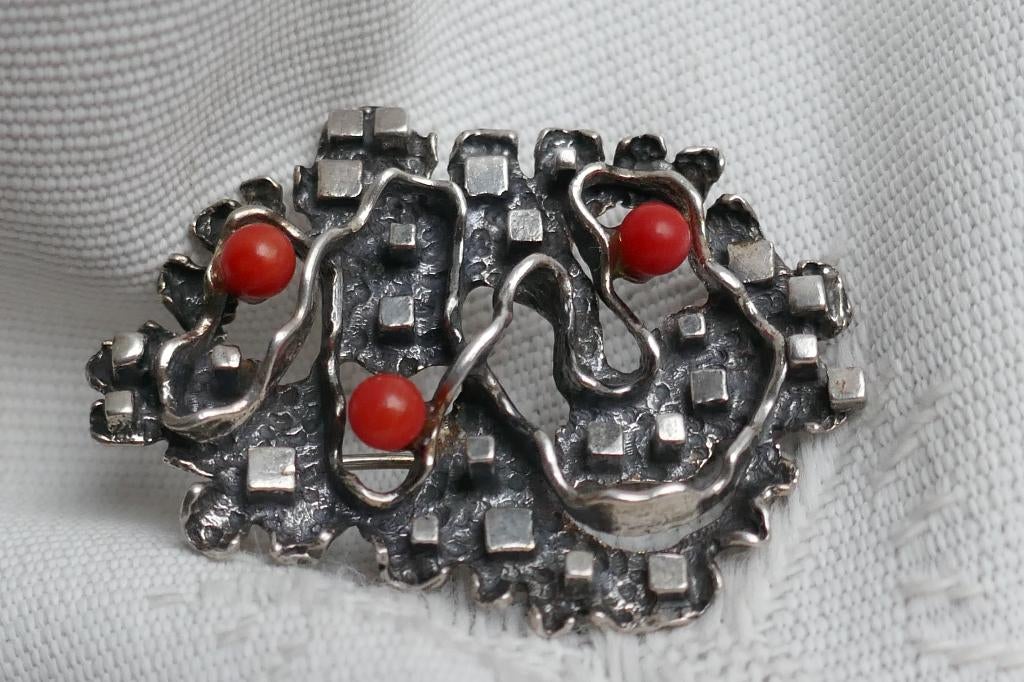 Zilveren Design broche met bloedkoraal - Rogmans Amsterdam, 4 tot 7 cm, Verzenden, Zo goed als nieuw, Met edelsteen