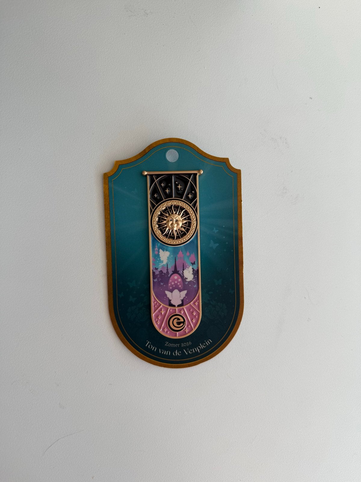 Efteling Zomerpin 2026 Ton van de Ven, Verzamelen, Efteling, Ophalen of Verzenden, Nieuw, Button of Speldje