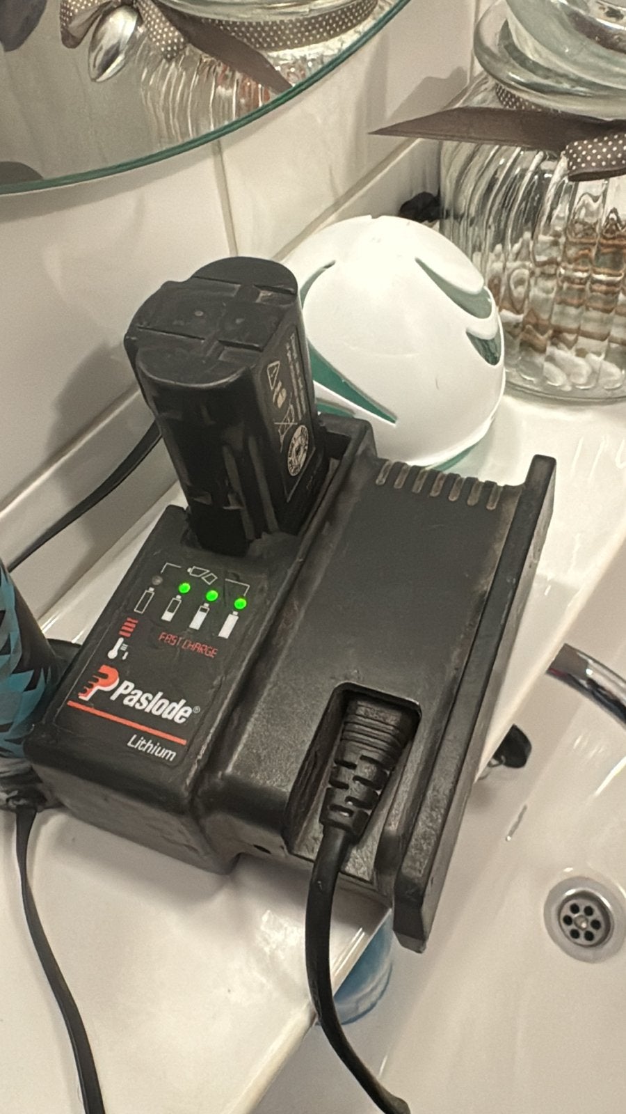 Paslode Lithium accu en originele oplader, Doe-het-zelf en Verbouw, Gereedschap | Overige machines, Ophalen of Verzenden, Zo goed als nieuw