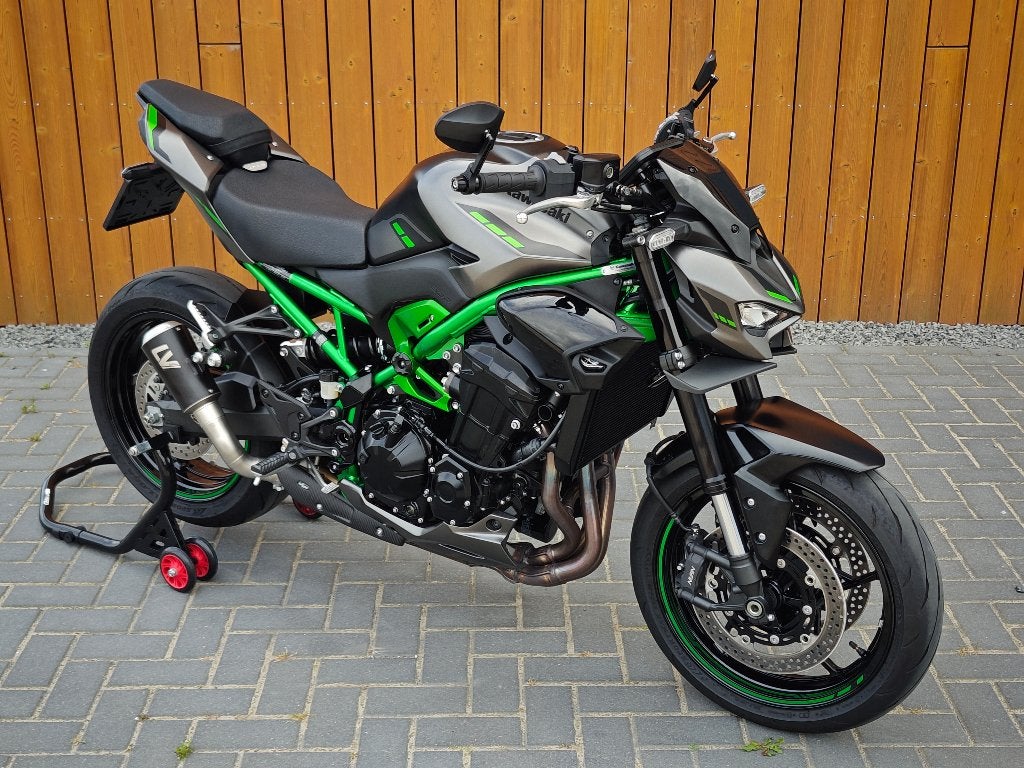 Kawasaki Z900 2025 LeoVince Vol Vermogen 5100 KM Nieuwstaat, Motoren, Occasion, 4 cilinders, Motorrijbewijs A, 948 cc
