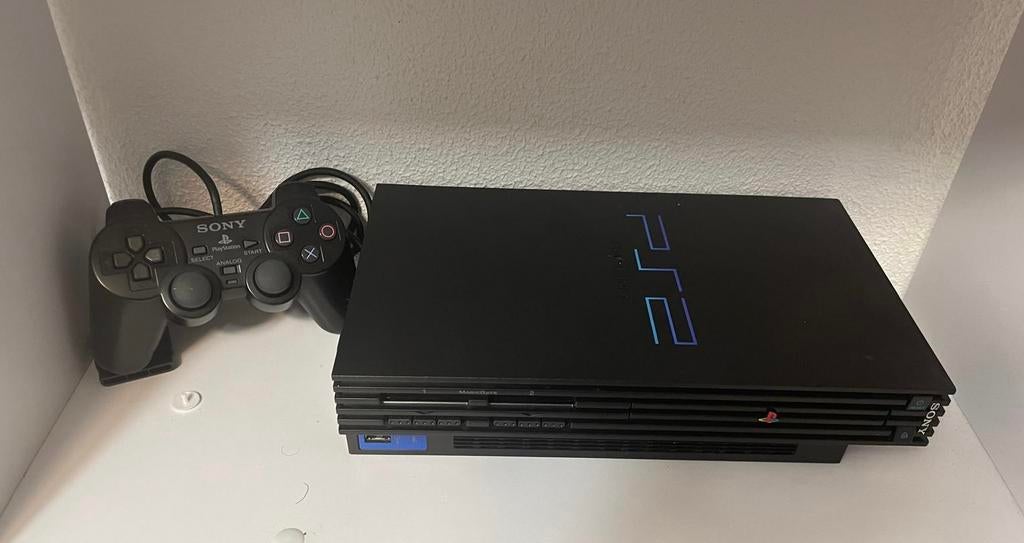 Play station 2 with controller, Spelcomputers en Games, Spelcomputers | Sony PlayStation 2, Ophalen of Verzenden, Zo goed als nieuw
