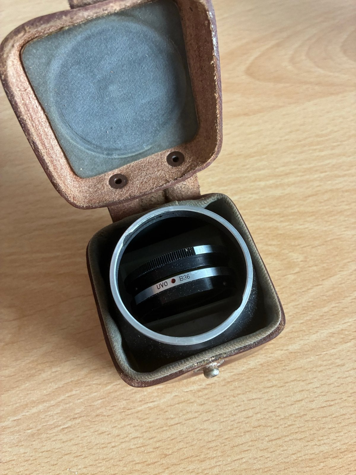 Metopta UVO B36 lens in leren hoesje, Audio, Tv en Foto, Fotografie | Lenzen en Objectieven, Gebruikt, Toebehoren, Overige merken