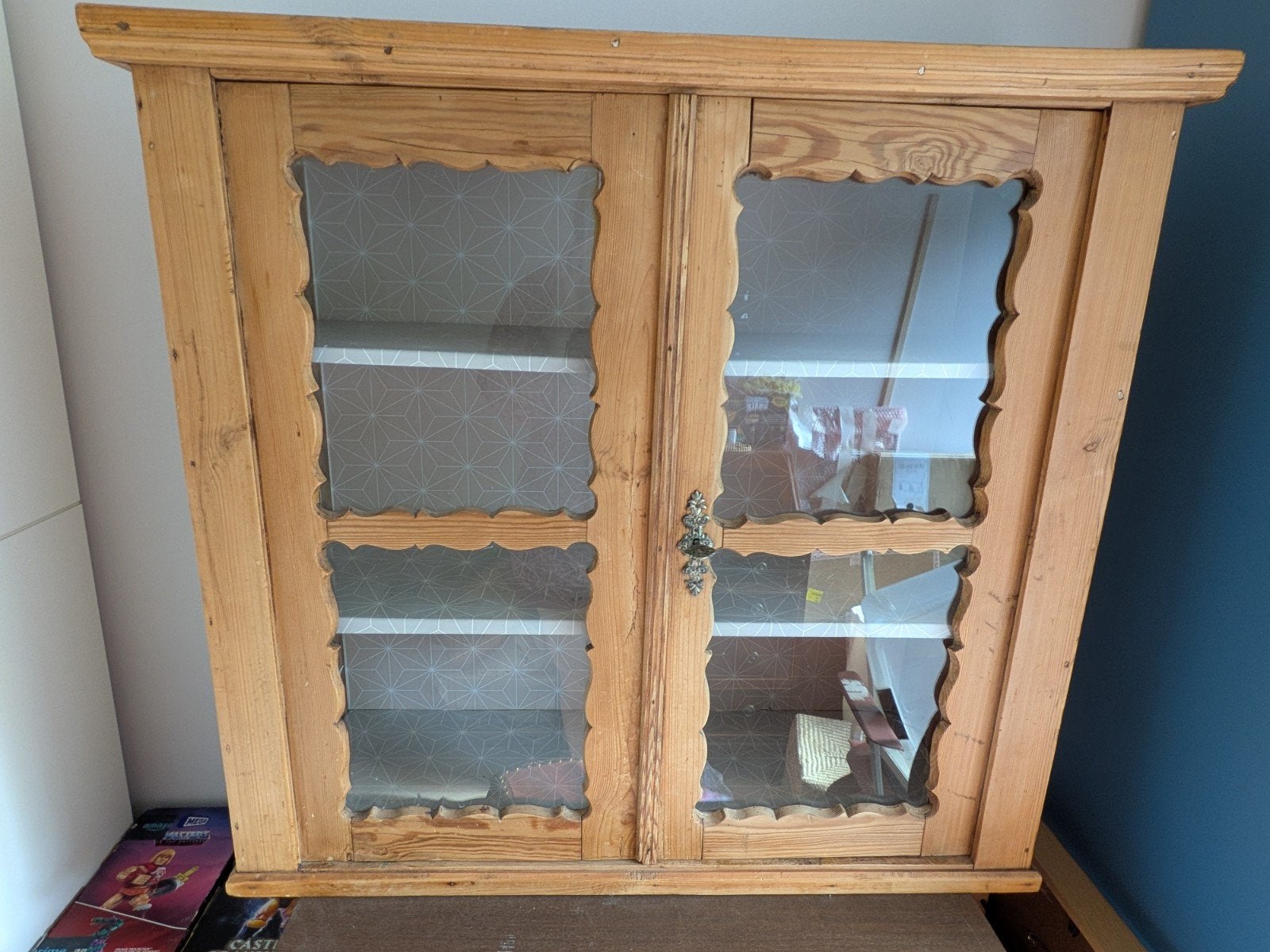 Grenen houten vitrinekastje met glazen deuren, Antiek en Kunst, Ophalen