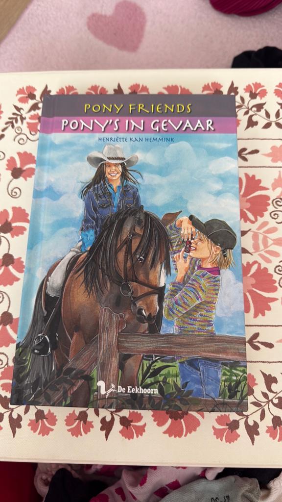 Pony Friends: Pony's in Gevaar - Henriëtte Kan Hemmink, Ophalen of Verzenden, Gelezen, Overige onderwerpen