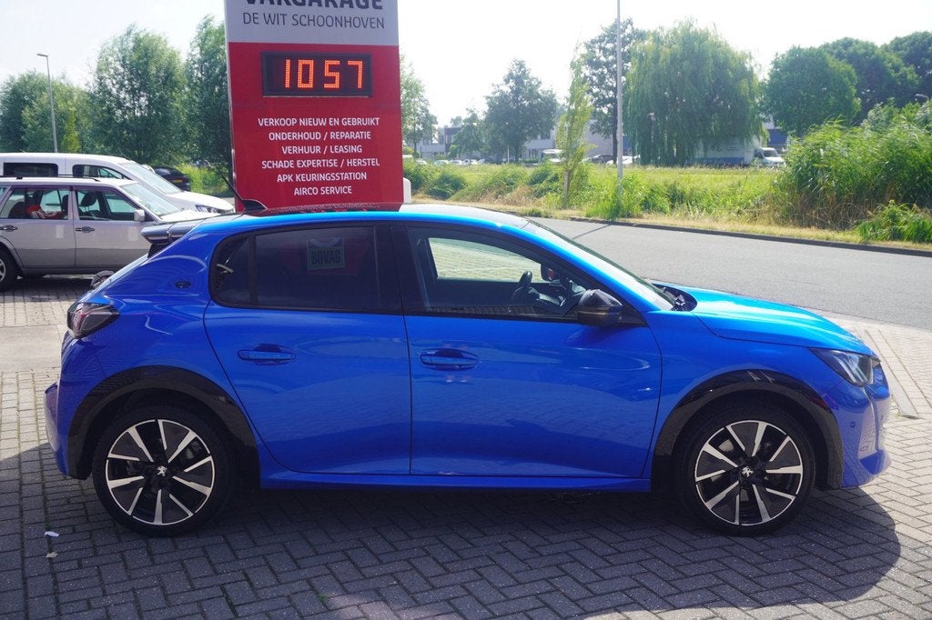 Peugeot E-208 EV GT 350 50 kWh SOH 87,8 / Carplay / 360 Came, Auto's, Peugeot, 136 pk, Gebruikt, Zwart, Blauw