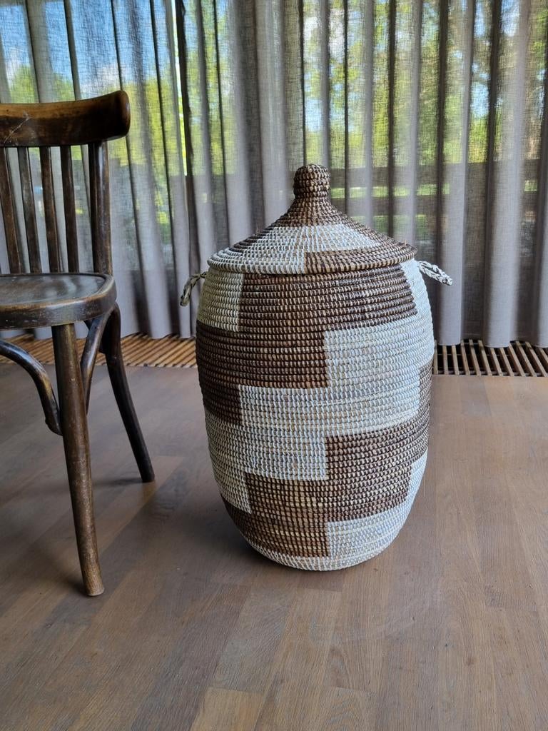 Bruin witte afrikaanse zeegras mand handgemaakt fairtrade, Huis en Inrichting, Woonaccessoires | Schalen en Manden, Ophalen of Verzenden