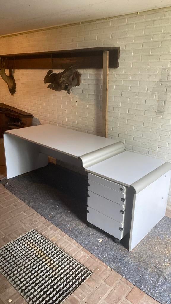 Modern Bureau, Ophalen