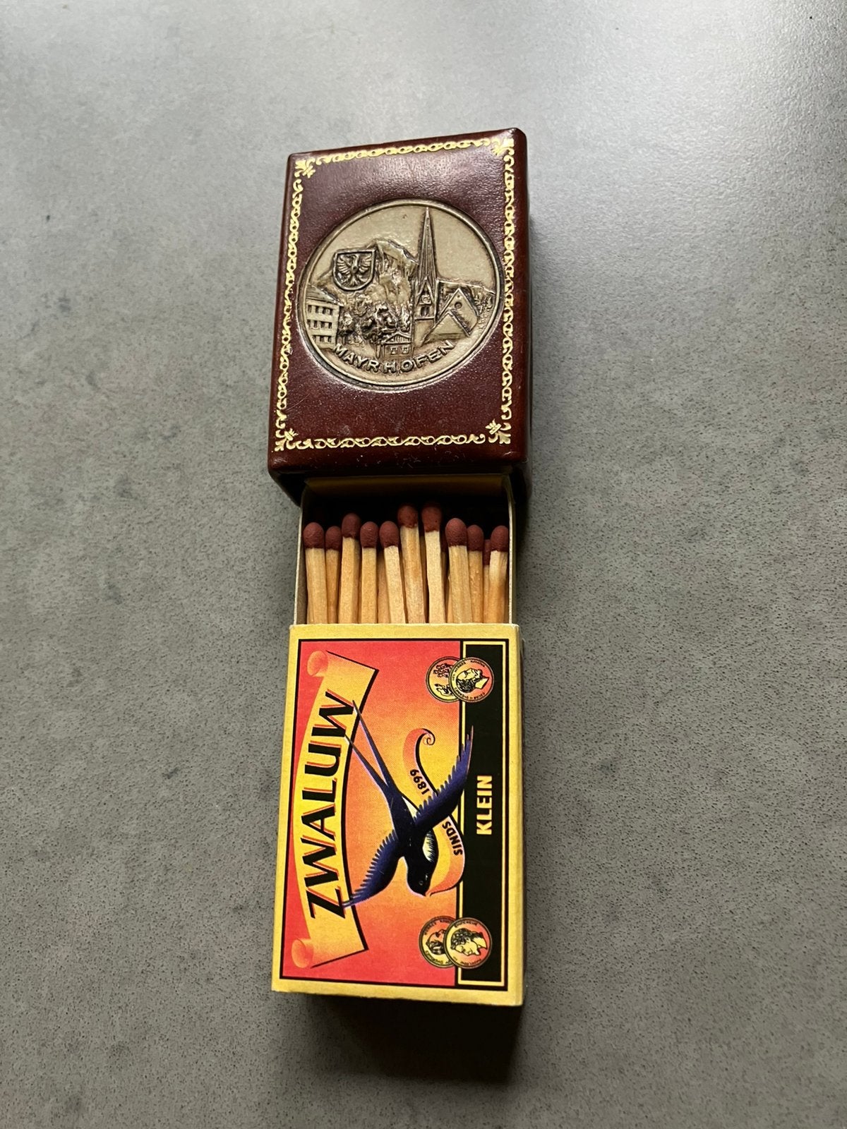 Zwaluw luciferdoosje in etui, Verzamelen, Rookartikelen, Aanstekers en Luciferdoosjes, Ophalen of Verzenden, Zo goed als nieuw