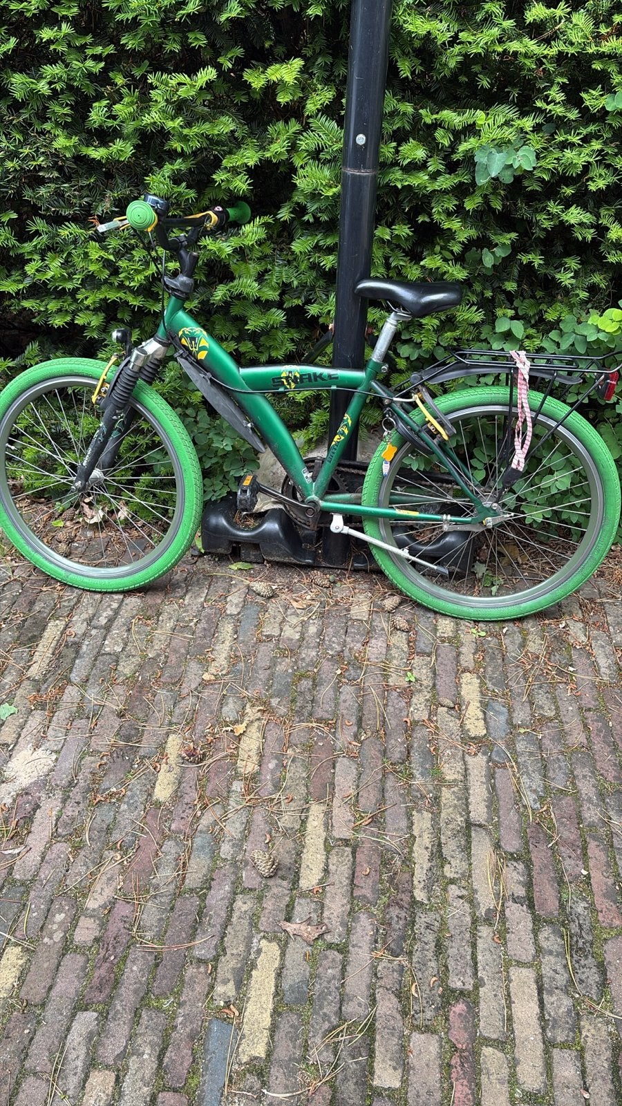 Groene kinderfiets met opvallende banden, Fietsen en Brommers, Ophalen of Verzenden, Gebruikt, Velgrem, 20 inch of meer