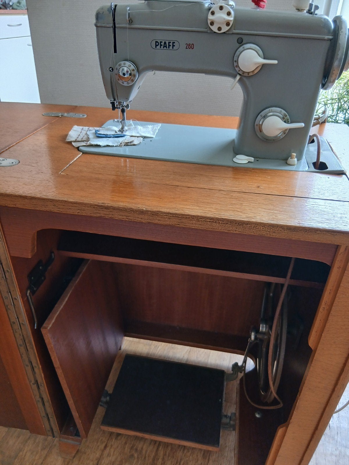 Pfaff 260 automatic in naaimachine meubel jaren 50 60, Ophalen, Gebruikt, Naaimachine, Pfaff