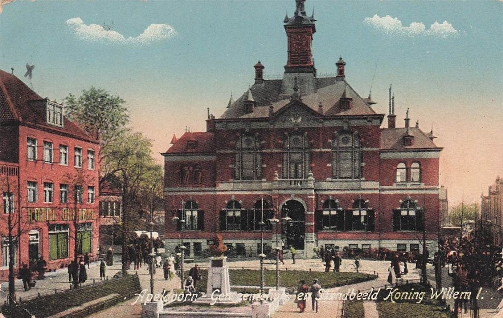 702-138-041 Apeldoorn Gemeentehuis Standbeeld Koning Willem, Verzenden, Voor 1920, Gelderland