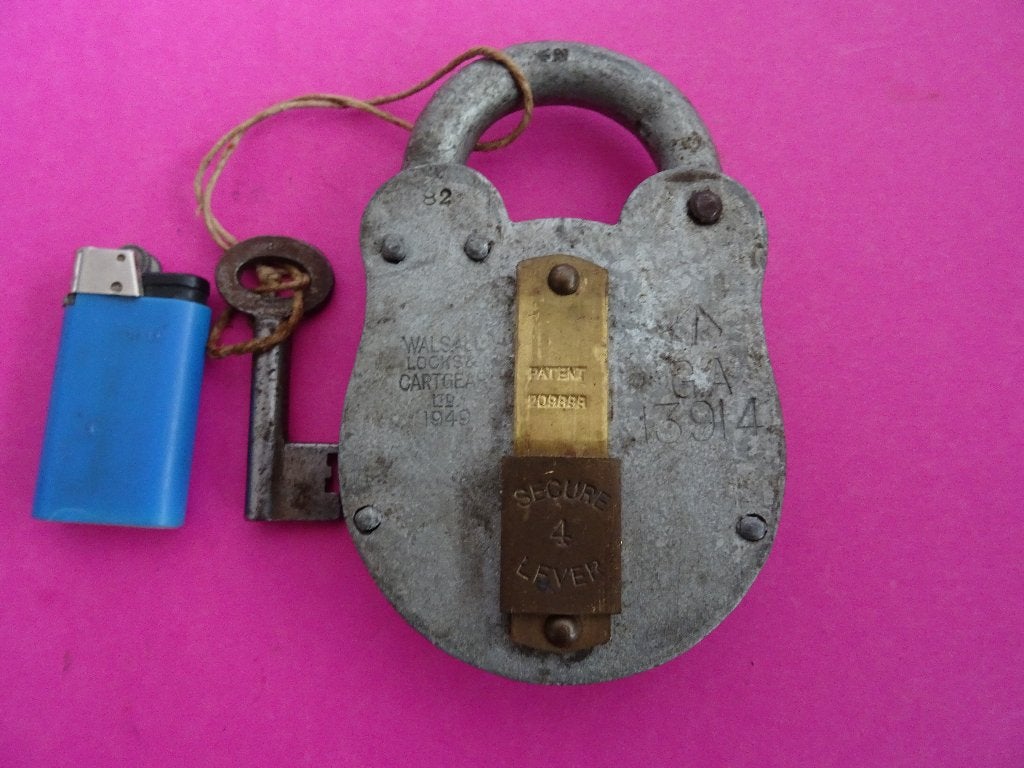 GROOT ANTIEK LEGER HANGSLOT + SLEUTEL SLOT SLOTEN SLEUTELS, Ophalen of Verzenden