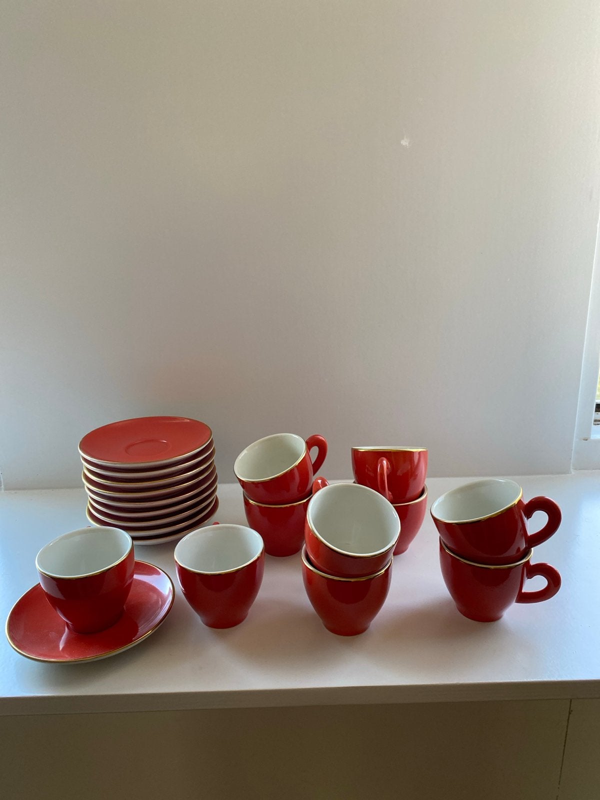 Rode kopjes met schotels, goud randje, 7 cm diameter, Huis en Inrichting, Keuken | Servies, Gebruikt, Ophalen of Verzenden, Kop(pen) en/of Schotel(s)