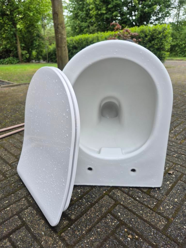 Randloos toilet met softclose zitting en gerberit bediening, Ophalen, Nieuw, Toilet