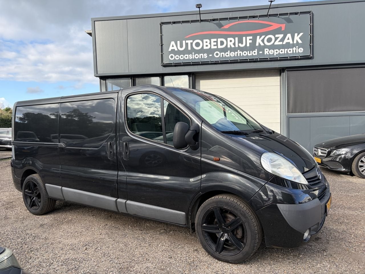 Opel Vivaro 2.5 CDTI L2H1 AIRCO CRUISE LMV NAVI (bj 2011), 145 pk, Zwart, Navigatiesysteem, Bedrijf