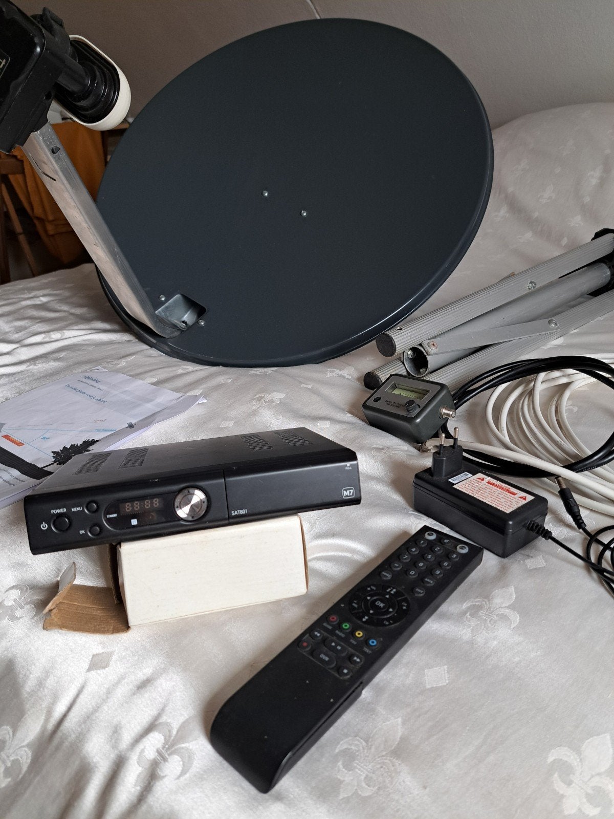 Complete Satellietset: Schotel, ontvanger, statief en kabels, Ophalen of Verzenden, Gebruikt, (Schotel)antenne, Overige merken