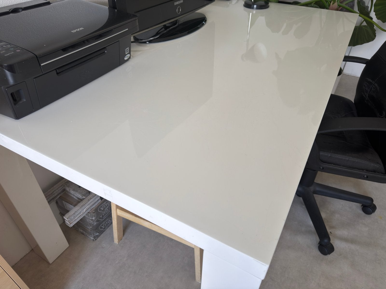 Wit bureau met hoogglans blad - Ideaal voor thuiswerkplek, Ophalen, Gebruikt, Spaanplaat of MDF, Computerbureau