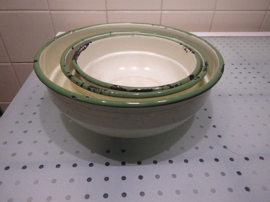 Set van drie vintage beige emaille schalen met groene rand., Ophalen of Verzenden