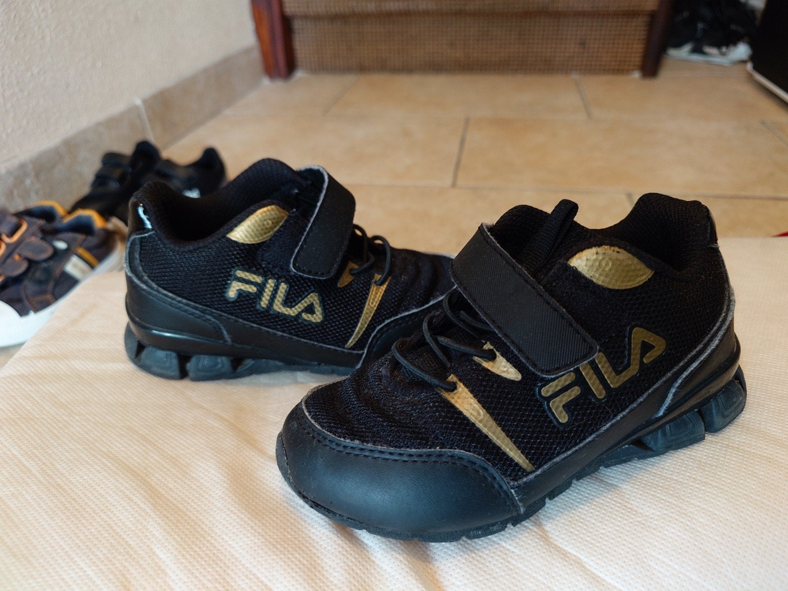 Fila sportschoenen maat 26 - Zwart/Goud, Ophalen, Fila, Zo goed als nieuw, Jongen of Meisje