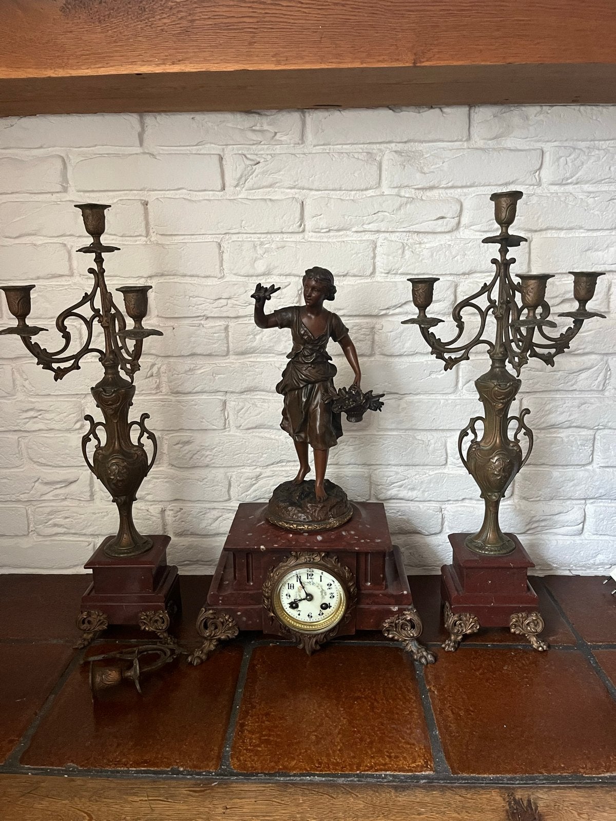 Antieke pendule met bronzen beeld en kandelaars, Ophalen of Verzenden