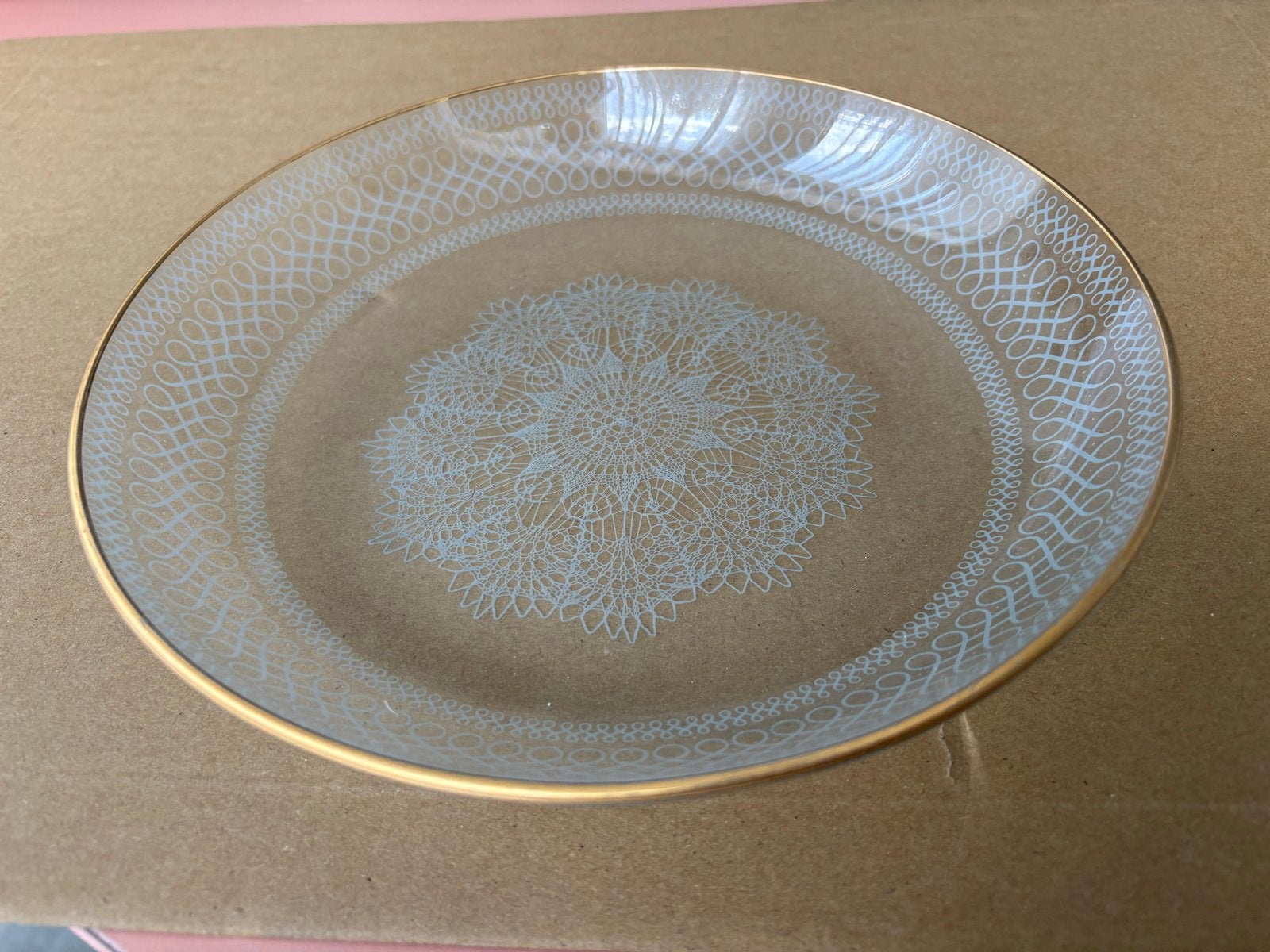 Glazen bord met sierlijk patroon en gouden rand, Huis en Inrichting, Vintage, Ophalen of Verzenden, Bord(en), Glas