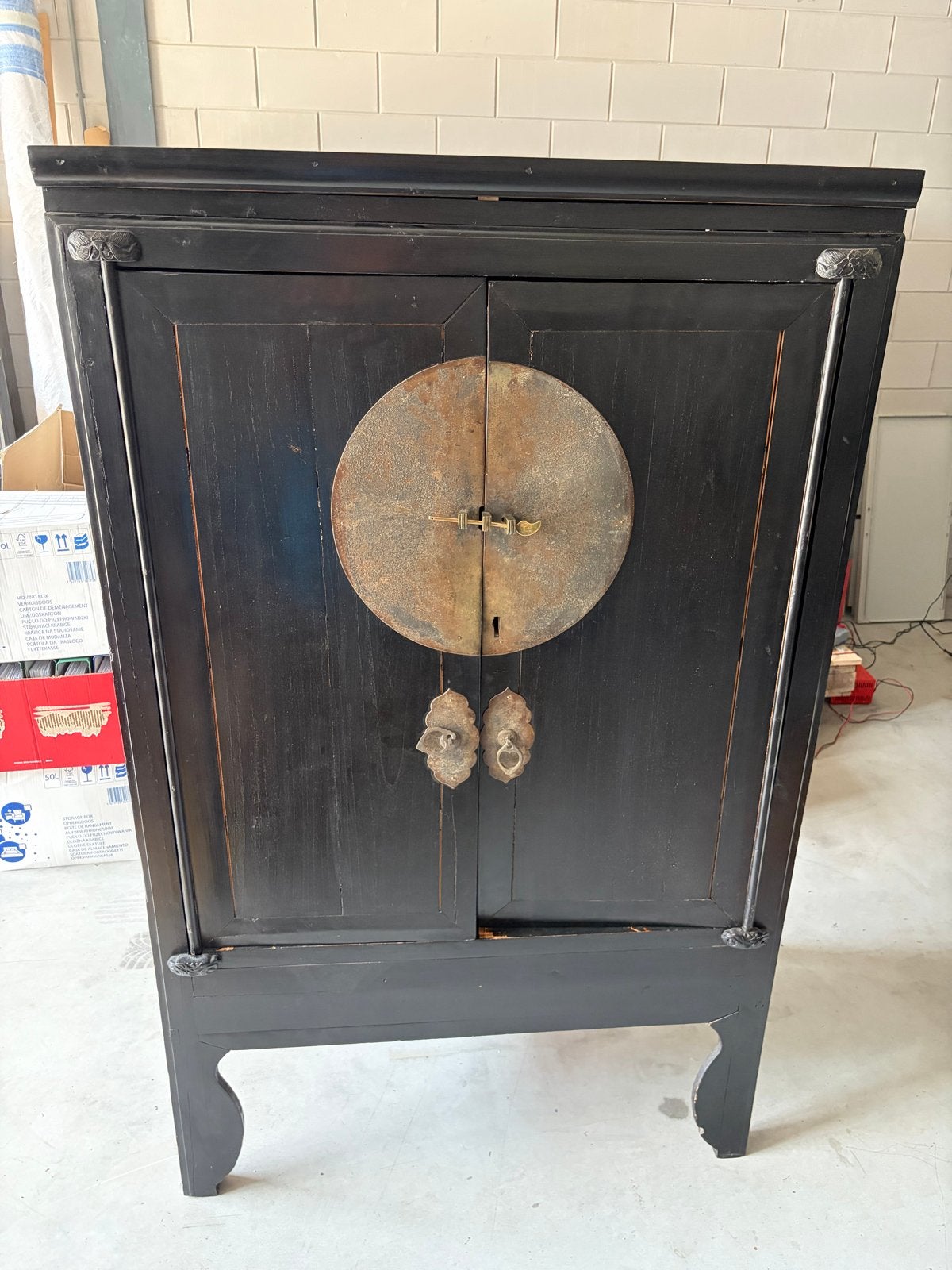 Antieke Chinese bruidskast zwart met rood interieur, Ophalen