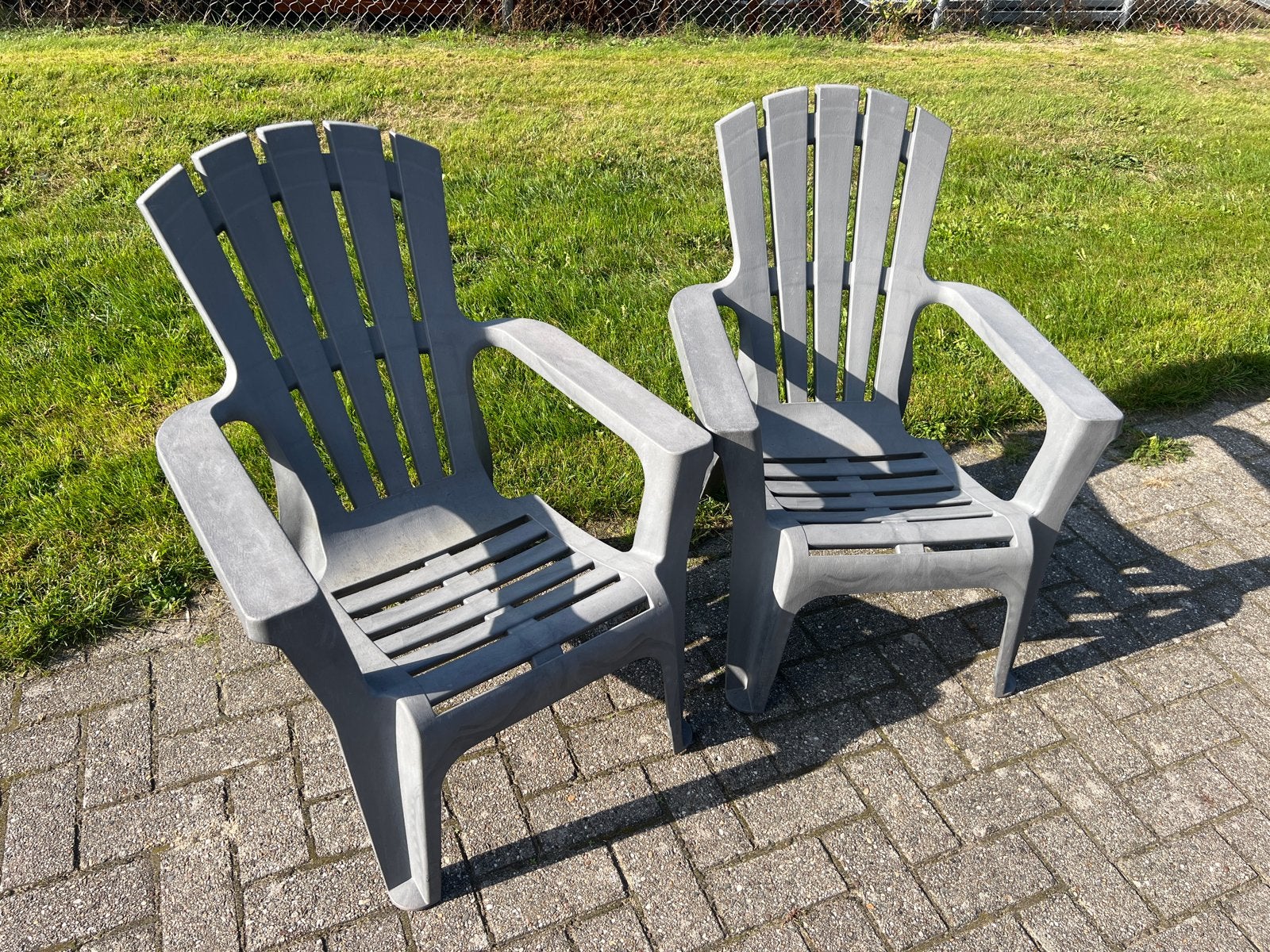 2 grijze tuinstoelen van kunststof, Ophalen of Verzenden, Gebruikt, Kunststof