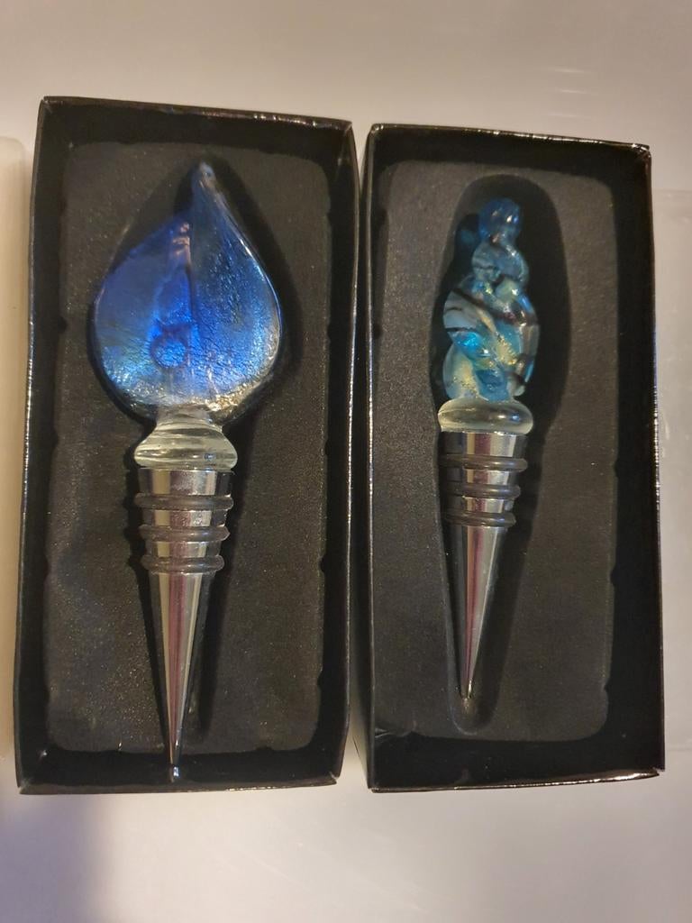 2 Leuke Glazen Wijnstoppers of Flessenstoppers, Ophalen of Verzenden