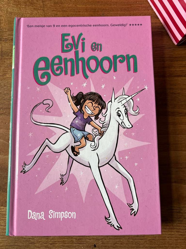 Evi en Eenhoorn - Dana Simpson (Kinderboek), Boeken, Ophalen of Verzenden, Zo goed als nieuw, Fictie