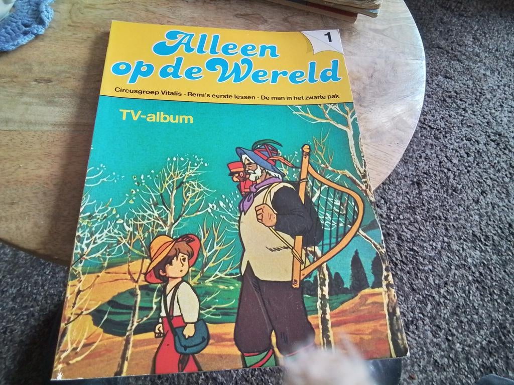 Alleen op de Wereld TV-album - Deel 1, Ophalen of Verzenden, Gelezen, Plaatjesalbum