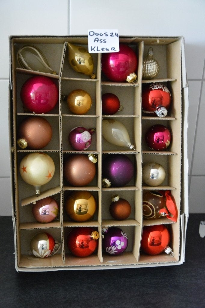 Kerstballen gekleurd Doos 24, Ophalen of Verzenden, Zo goed als nieuw
