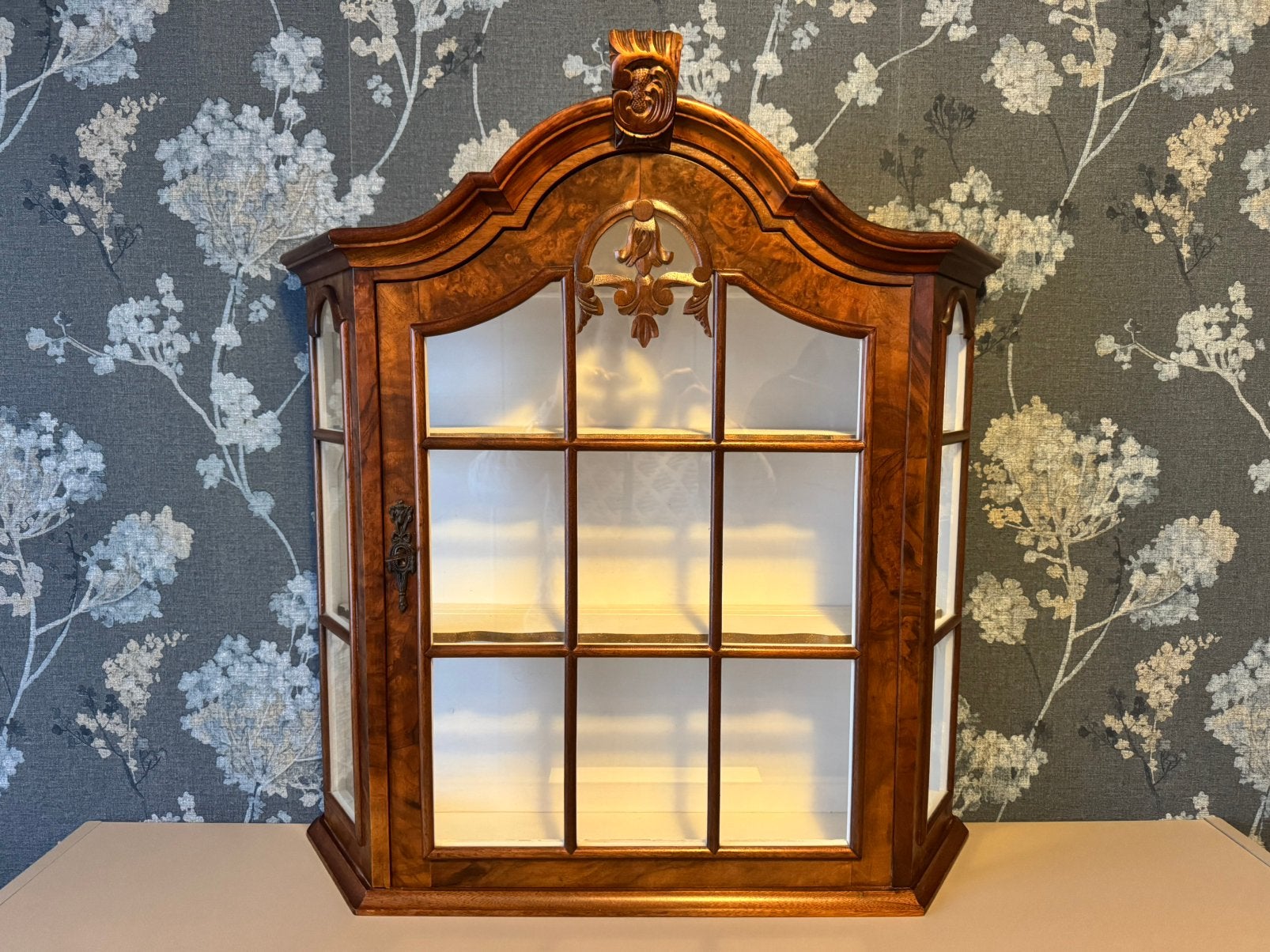 Vintage vitrine kastje wortelnotenhout, Antiek en Kunst, Ophalen