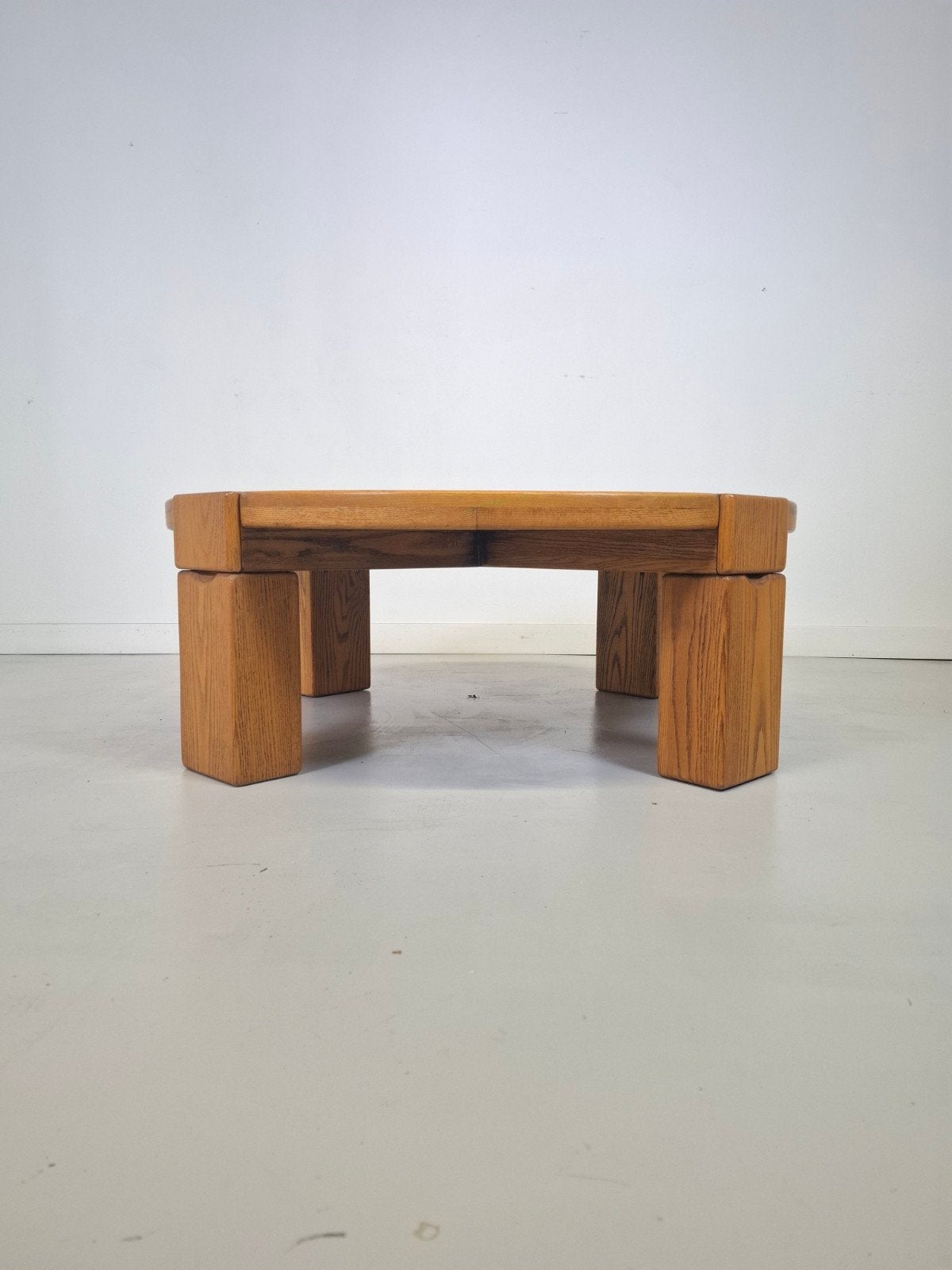 Foto 2 van Vintage brutalist salontafel eiken jaren 70 japandi tafel