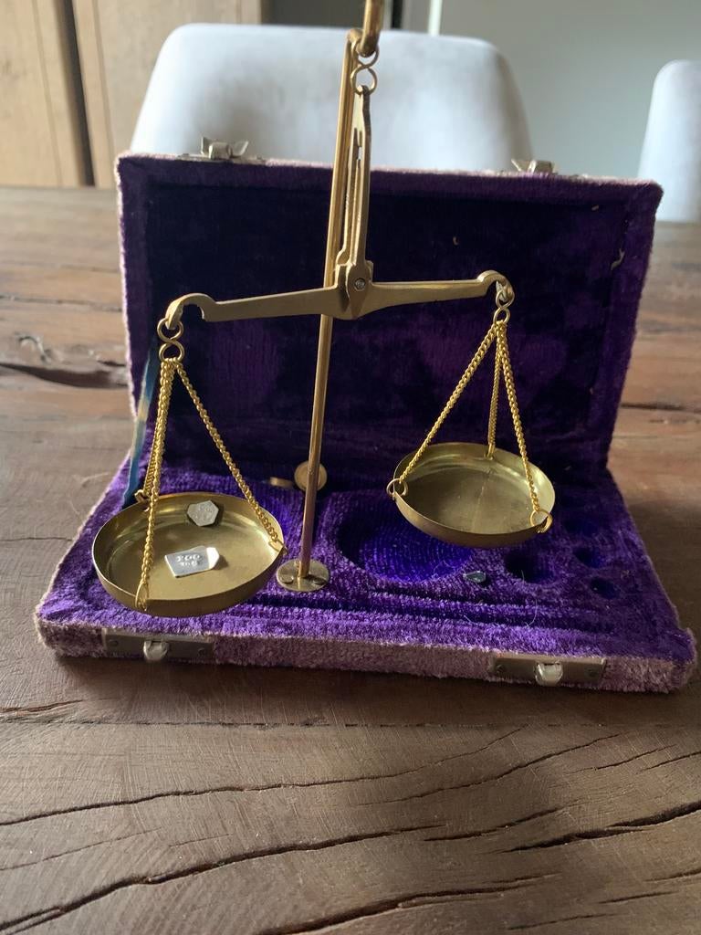 Antiek goudweegschaaltje, Ophalen