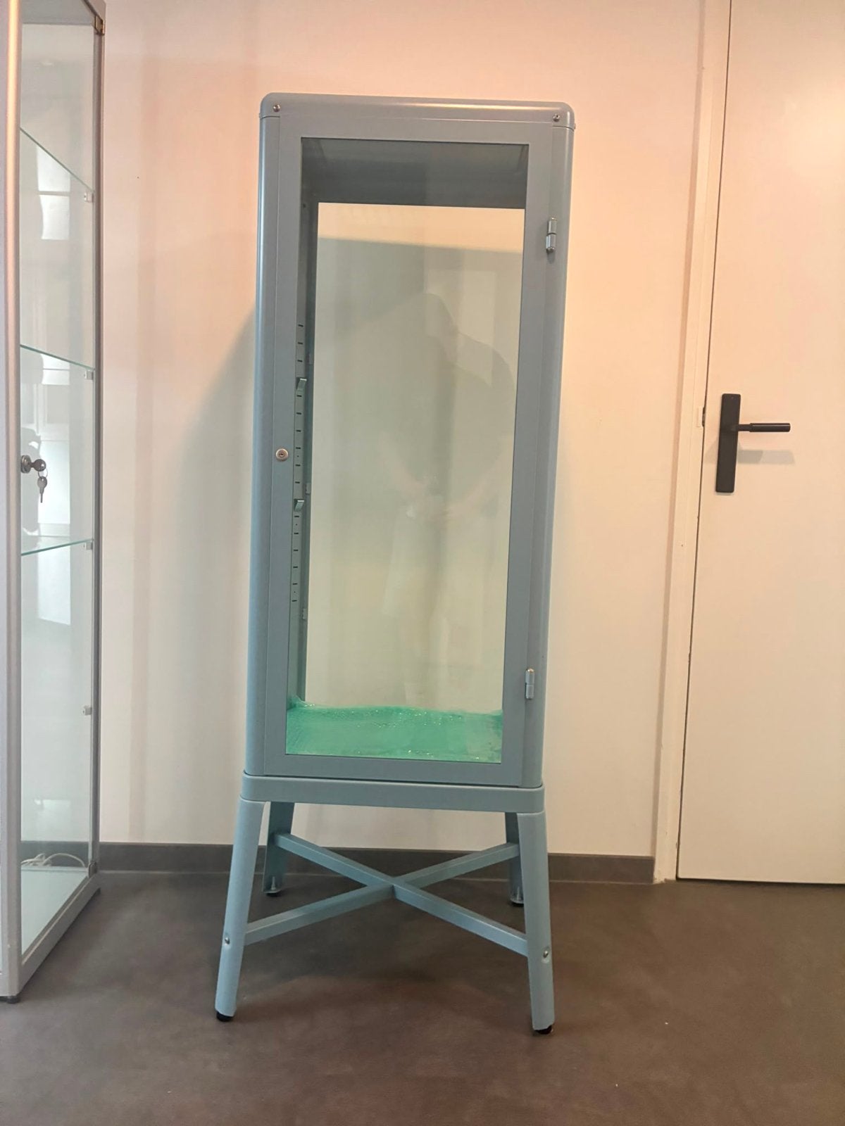 Glazen vitrinekast 150x50x40 cm - Zo goed als nieuw, Ophalen, 50 tot 100 cm, 150 tot 200 cm, 25 tot 50 cm