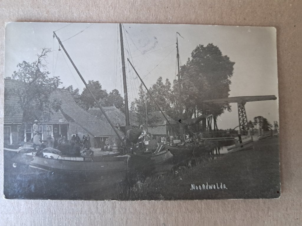Noordwolde (2) - Fotokaart, (19?? Schepen, Brug), Ophalen of Verzenden, 1920 tot 1940, Gelopen, Friesland