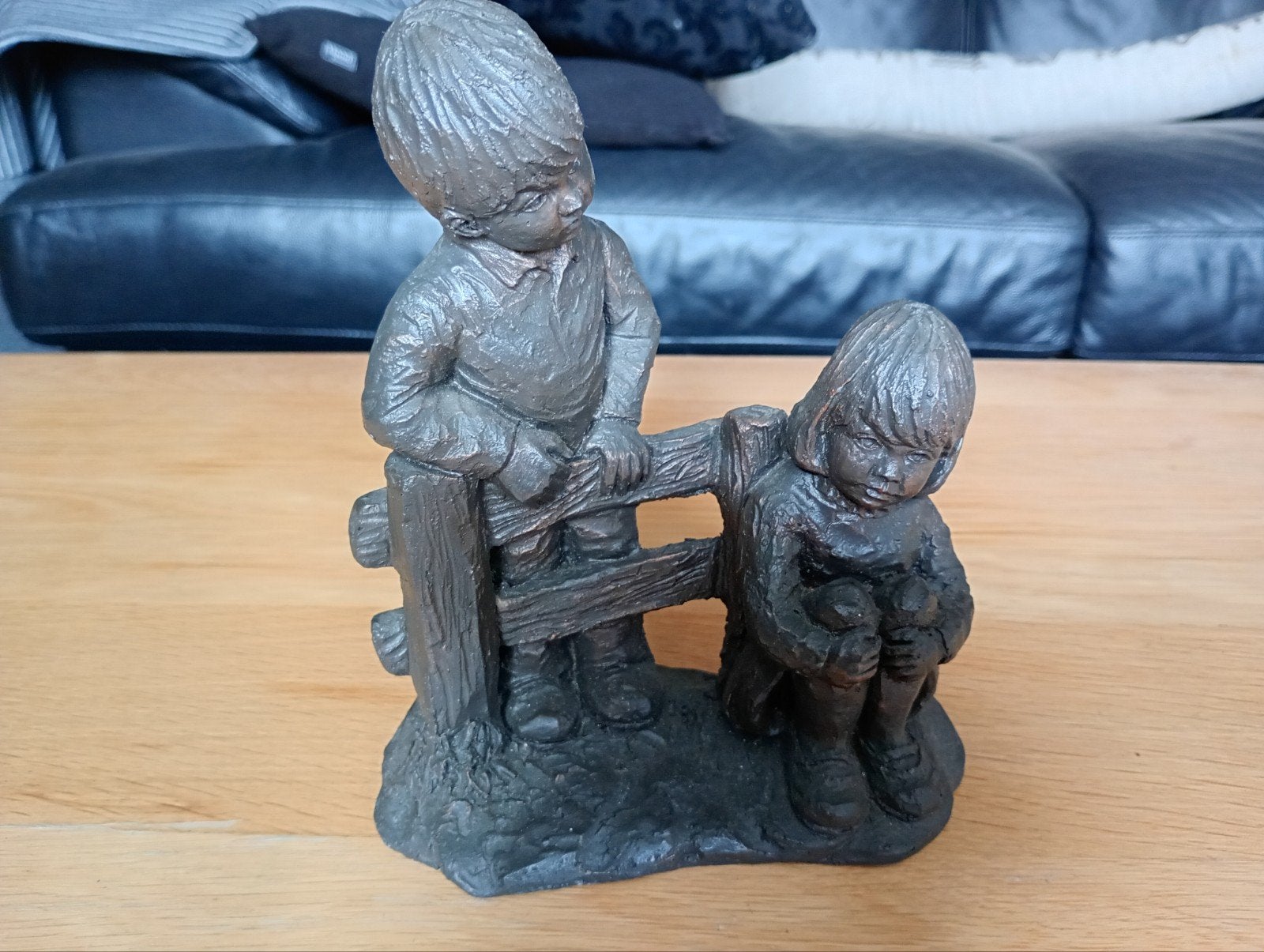 Vintage Geert Kunen Beeldje: Jongens bij Hek, Groep mensen, Ophalen of Verzenden, Beeld, 20 - 50 cm