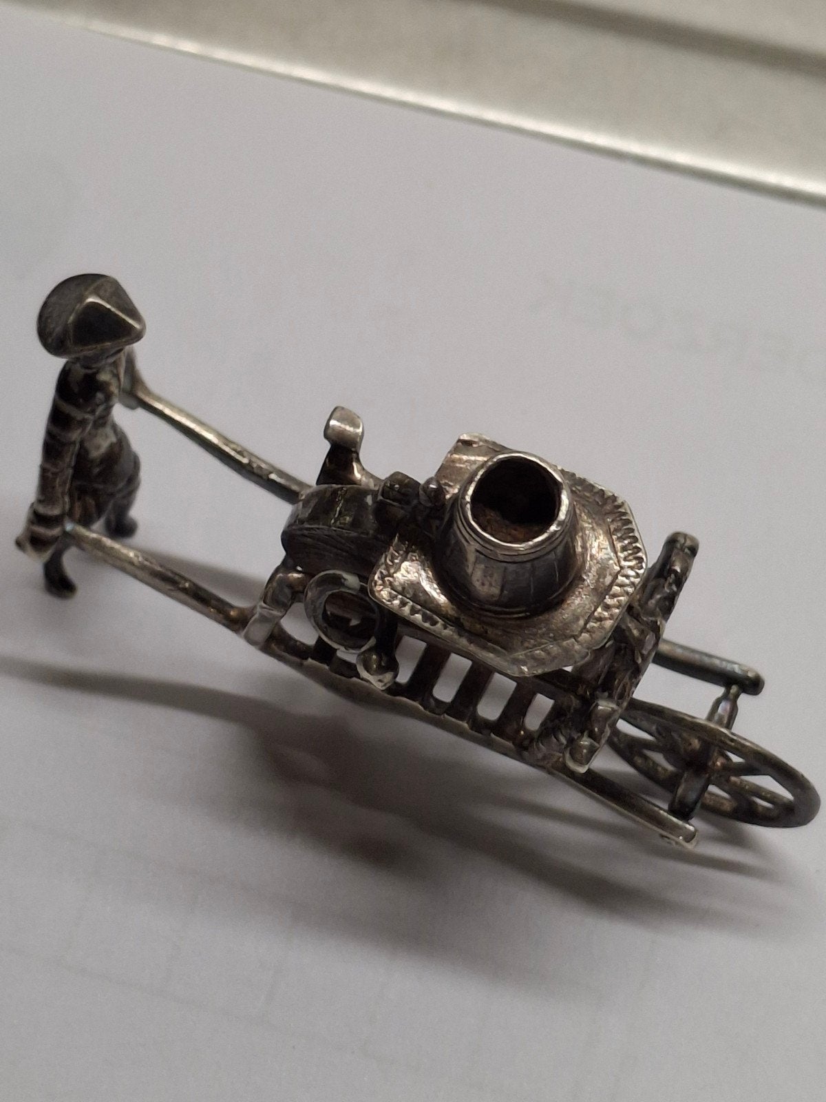 zilveren  miniatuur  man met kruiwagen, Ophalen of Verzenden