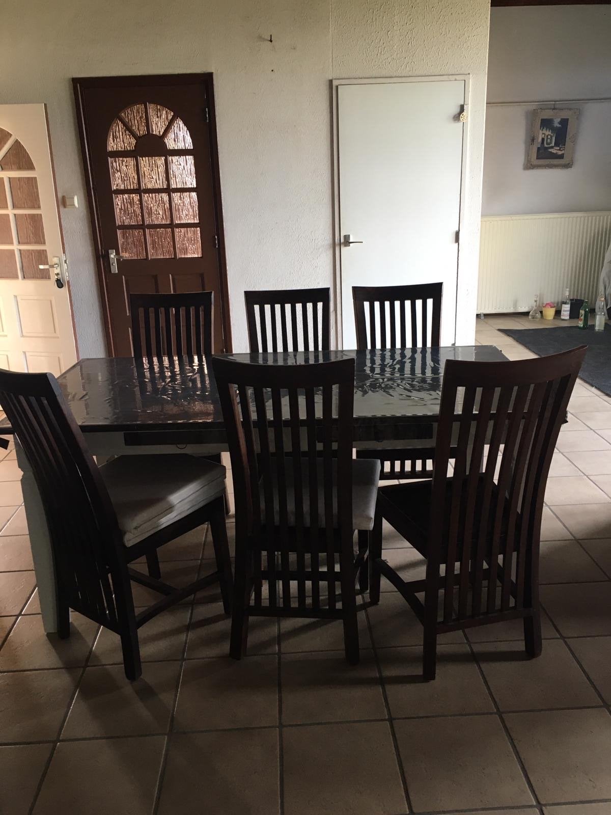 Elegante eettafel met 6 stoelen - perfect voor gezellige din, Ophalen of Verzenden, Gebruikt