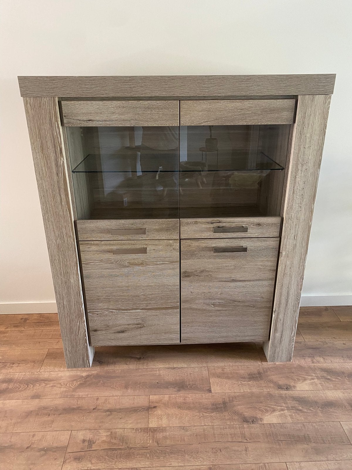 Mooie vitrinekast - wood finish, Ophalen, Zo goed als nieuw