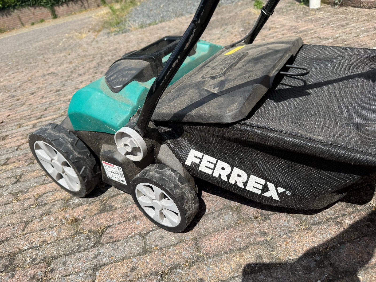 Ferrex elektrische verticuteer met opvangzak, Ophalen, Cirkelmaaier, Elektrische grasmaaier, Zo goed als nieuw
