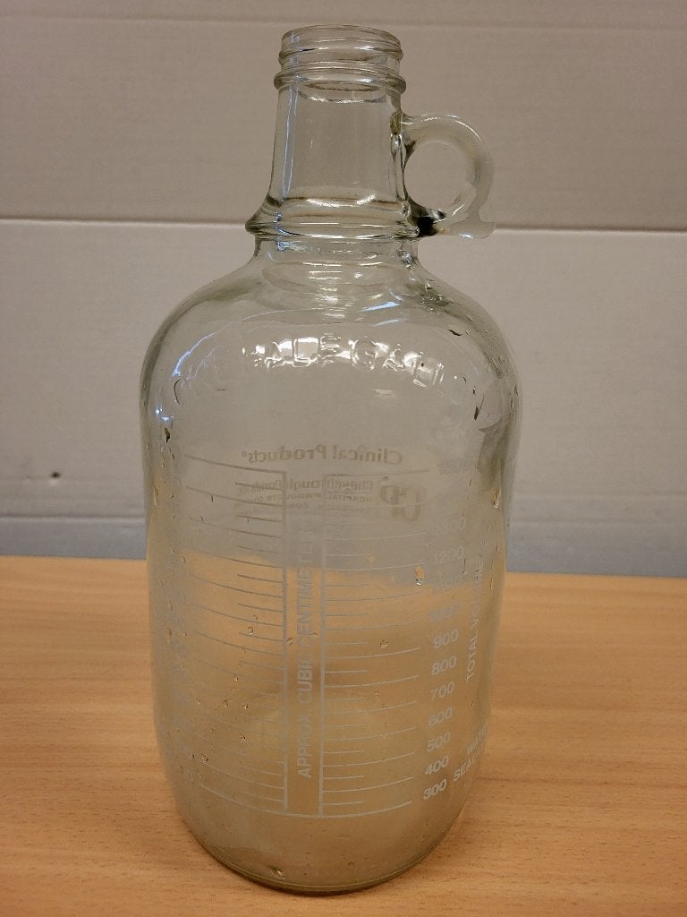 Fles met bolle buik met oor., Overige kleuren, Ophalen of Verzenden, Minder dan 50 cm, Glas