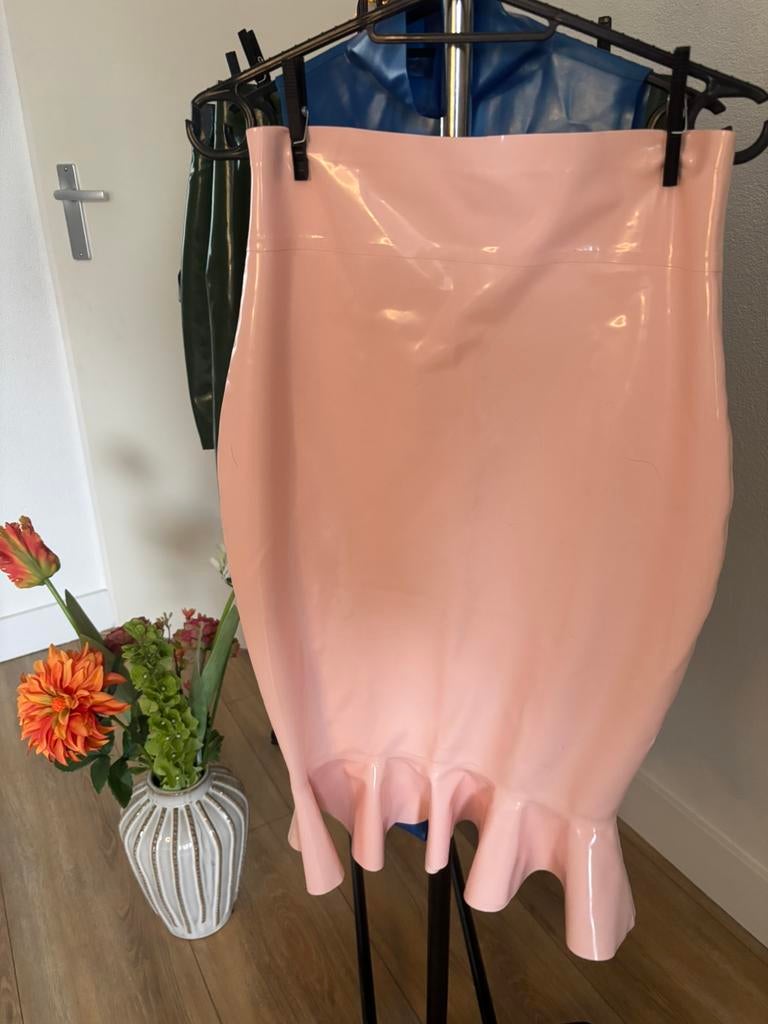 Ruffle koker rok / Latex / Maat M, Kleding | Dames, Verzenden, Roze, Overige typen