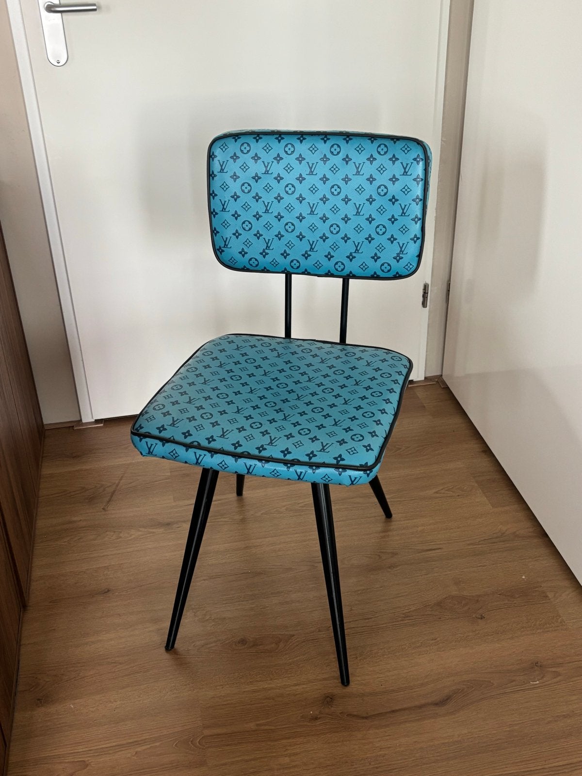 Unieke Louis Vuitton Stof Stoel - Turquoise, Huis en Inrichting, Stoelen, Ophalen, Overige kleuren, Zo goed als nieuw, Metaal